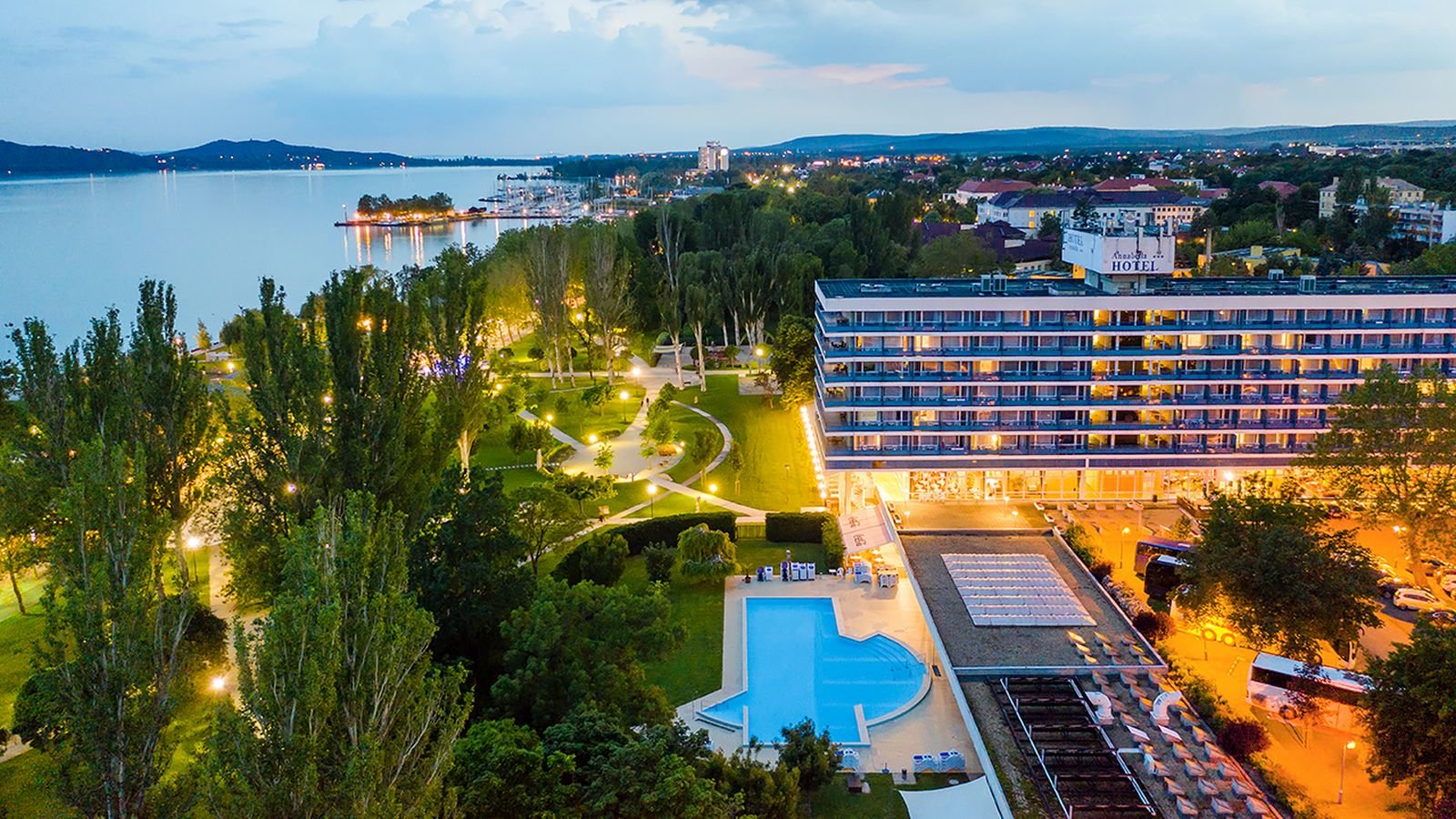 balaton Hotel Seite kulso 1600x900 maxi3925